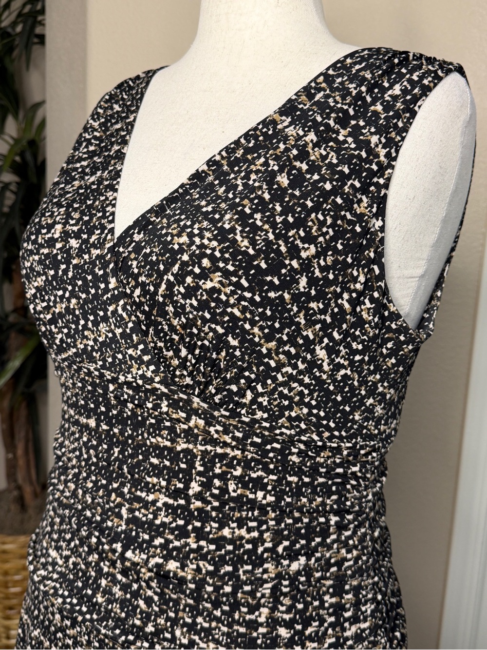Jones New York Black and Cream V-Neck A-Line Dress - Picture 4 of 9